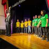 Ci ritroviamo cos� in un Teatro Osservatorio gremito di spettatori pronti ad prender parte alla sfida tra due team avversi: i gialli e i verdi, composti da quattro attori ciascuno